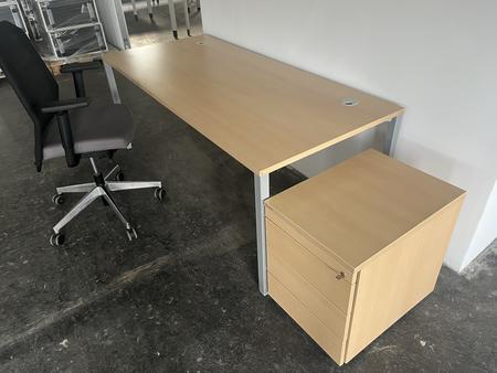 Neudrfler Arbeitsplatz bestehend aus Schreibtisch (Arbeitsplatte in Buche, Rahmen silber) ca. 180x80cm und Rollcontainer in Buche