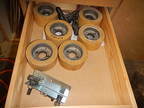 1 Lade mit Vorschub-Zubehör-Material 1 Lade mit Vorschub-Zubehör-Material