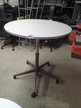 Steelcase Meeting-Tisch hellgrau, höhenverstellbar DM ca. 100 cm Steelcase Meeting-Tisch hellgrau, höhenverstellbar DM ca. 100 cm