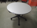 Steelcase Meeting-Tisch hellgrau, höhenverstellbar DM ca. 90 cm Steelcase Meeting-Tisch hellgrau, höhenverstellbar DM ca. 90 cm