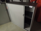 Steelcase Aktenschrankmodul, Silber-Anthrazit, mit Rollotüre, ca. B 120 x T 43 x H 117 cm, 3 Ordnerhöhen Steelcase Aktenschrankmodul, Silber-Anthrazit, mit Rollotüre, ca. B 120 x T 43 x H 117 cm, 3 Ordnerhöhen
