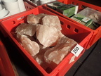 Kiste mit Quarzsteinen Kiste mit Quarzsteinen