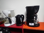 Wasserkocher + 2 Kaffeemaschinen Wasserkocher + 2 Kaffeemaschinen
