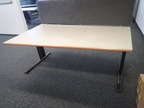 Schreibtisch mit Rückwand trapezförmig, L 180 cm, Breite links 100 cm, Breite rechts 80 cm, Rückwand abnehmbar Schreibtisch mit Rückwand trapezförmig, L 180 cm, Breite links 100 cm, Breite rechts 80 cm, Rückwand abnehmbar