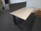 Schreibtisch mit Rückwand trapezförmig, L 180 cm, Breite links 100 cm, Breite rechts 80 cm, Rückwand abnehmbar Schreibtisch mit Rückwand trapezförmig, L 180 cm, Breite links 100 cm, Breite rechts 80 cm, Rückwand abnehmbar