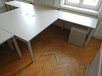 Svoboda Schreibtisch - Winkelkombination (180x80x75cm und 160x60x75cm) inklusive Rollcontainer (60x43x56cm) Svoboda Schreibtisch - Winkelkombination (180x80x75cm und 160x60x75cm) inklusive Rollcontainer (60x43x56cm)