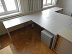 Svoboda Schreibtisch - Winkelkombination (180x80x75cm und 160x60x75cm) inklusive Rollcontainer (60x43x56cm) Svoboda Schreibtisch - Winkelkombination (180x80x75cm und 160x60x75cm) inklusive Rollcontainer (60x43x56cm)