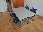 Besprechungstischgruppe bestehend aus 2 Tischen (140x50x76cm) und 4 Stühlen, Tische klappbar Besprechungstischgruppe bestehend aus 2 Tischen (140x50x76cm) und 4 Stühlen, Tische klappbar