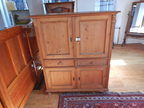 Weichholzschrank mit ausziehbaren Türen, 2 Laden, ca. 125x69,5x145,5cm Weichholzschrank mit ausziehbaren Türen, 2 Laden, ca. 125x69,5x145,5cm