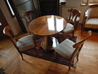 Biedermeier Nachbau Tisch rund mit 4 Stühlen und 1 Hocker, Tisch DM ca. 98cm Biedermeier Nachbau Tisch rund mit 4 Stühlen und 1 Hocker, Tisch DM ca. 98cm