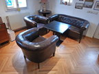 Chesterfield, 2er Sofa (L ca. 160cm), 2Stk. Einzelsofas (Breite ca. 85cm), Tisch, rund, DM ca. 70cm, Höhe 79cm Chesterfield, 2er Sofa (L ca. 160cm), 2Stk. Einzelsofas (Breite ca. 85cm), Tisch, rund, DM ca. 70cm, Höhe 79cm