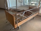 PFLEGEBETT mit Bettenmotor f. Höhen-Kopf-, Fußteilverstellung mittels Fernbedienung PFLEGEBETT mit Bettenmotor f. Höhen-Kopf-, Fußteilverstellung mittels Fernbedienung