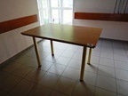 10 Stk. Gastraumtische, ca. 80x120cm, mit Schraubfüßen + 5 Stk. Tische 80x80cm 10 Stk. Gastraumtische, ca. 80x120cm, mit Schraubfüßen + 5 Stk. Tische 80x80cm