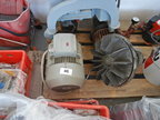 Palette mit Elektromotoren, Starterkabeln, Pumpen, usw. Palette mit Elektromotoren, Starterkabeln, Pumpen, usw.