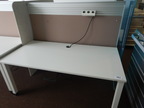 Schreibtisch ca. 160x80, weiß, Steelcase, mit Rückwand (ca. 68cm hoch) Schreibtisch ca. 160x80, weiß, Steelcase, mit Rückwand (ca. 68cm hoch)