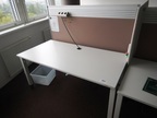 Schreibtisch ca. 160x80, weiß, Steelcase, mit Rückwand (ca. 68cm hoch) Schreibtisch ca. 160x80, weiß, Steelcase, mit Rückwand (ca. 68cm hoch)