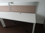 Schreibtisch ca. 160x80, weiß, Steelcase, mit Rückwand (ca. 68cm hoch) Schreibtisch ca. 160x80, weiß, Steelcase, mit Rückwand (ca. 68cm hoch)