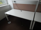 Schreibtisch ca. 160x80, weiß, Steelcase, mit Rückwand (ca. 68cm hoch) Schreibtisch ca. 160x80, weiß, Steelcase, mit Rückwand (ca. 68cm hoch)
