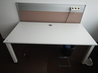 Schreibtisch ca. 160x80, weiß, Steelcase, mit Rückwand (ca. 68cm hoch) Schreibtisch ca. 160x80, weiß, Steelcase, mit Rückwand (ca. 68cm hoch)
