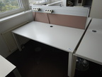 Schreibtisch ca. 160x80, weiß, Steelcase, mit Rückwand (ca. 68cm hoch) Schreibtisch ca. 160x80, weiß, Steelcase, mit Rückwand (ca. 68cm hoch)
