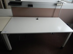 Schreibtisch ca. 160x80, weiß, Steelcase, mit Rückwand (ca. 68cm hoch) Schreibtisch ca. 160x80, weiß, Steelcase, mit Rückwand (ca. 68cm hoch)
