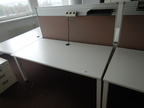 Schreibtisch ca. 160x80, weiß, Steelcase, mit Rückwand (ca. 68cm hoch) Schreibtisch ca. 160x80, weiß, Steelcase, mit Rückwand (ca. 68cm hoch)