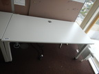 Schreibtisch ca. 160x80, weiß, Steelcase, mit Rückwand (ca. 68cm hoch) Schreibtisch ca. 160x80, weiß, Steelcase, mit Rückwand (ca. 68cm hoch)