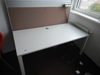 Schreibtisch ca. 160x80, weiß, Steelcase, mit Rückwand (ca. 68cm hoch)