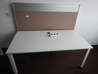 Schreibtisch ca. 160x80, weiß, Steelcase, mit Rückwand (ca. 68cm hoch) Schreibtisch ca. 160x80, weiß, Steelcase, mit Rückwand (ca. 68cm hoch)