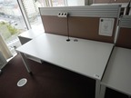 Schreibtisch ca. 160x80, weiß, Steelcase, mit Rückwand (ca. 68cm hoch) Schreibtisch ca. 160x80, weiß, Steelcase, mit Rückwand (ca. 68cm hoch)