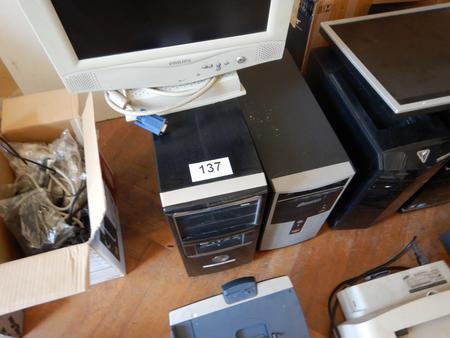 Diverse Stand PCs, OHNE Festplatten, inkl. Monitore und Drucker
