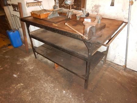 Werkbank mit Schraubstock, ca. 165x90x110cm, massiv Werkbank mit Schraubstock, ca. 165x90x110cm, massiv