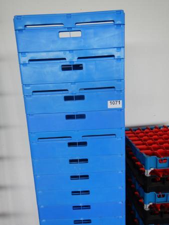 16 Stück Gläser Racks in Kunststoff stapelbar 16 Stück Gläser Racks in Kunststoff stapelbar
