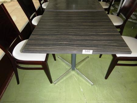 15 Gastrotische je ca. 80x80cm 15 Gastrotische je ca. 80x80cm