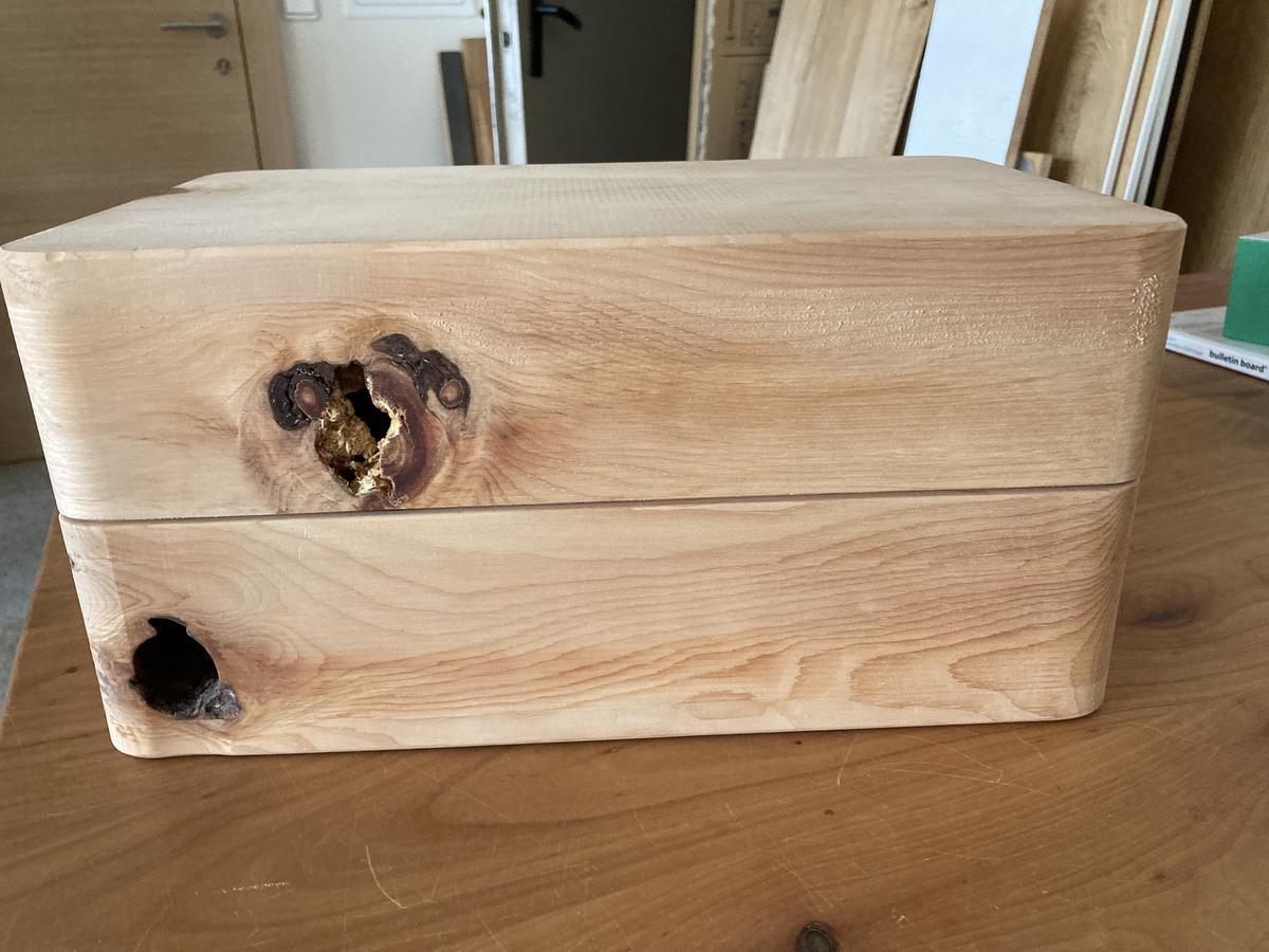 Brotbox in Zirbe massiv, 2. Wahl mit Ästen und kleinen Rissen?d=2025-12-02 17:13:22