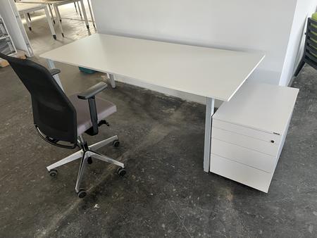 Arbeitsplatz bestehend aus Schreibtisch ca. 180x80cm (mit neuwertiger Arbeitsplatte) und Rollcontainer, wei