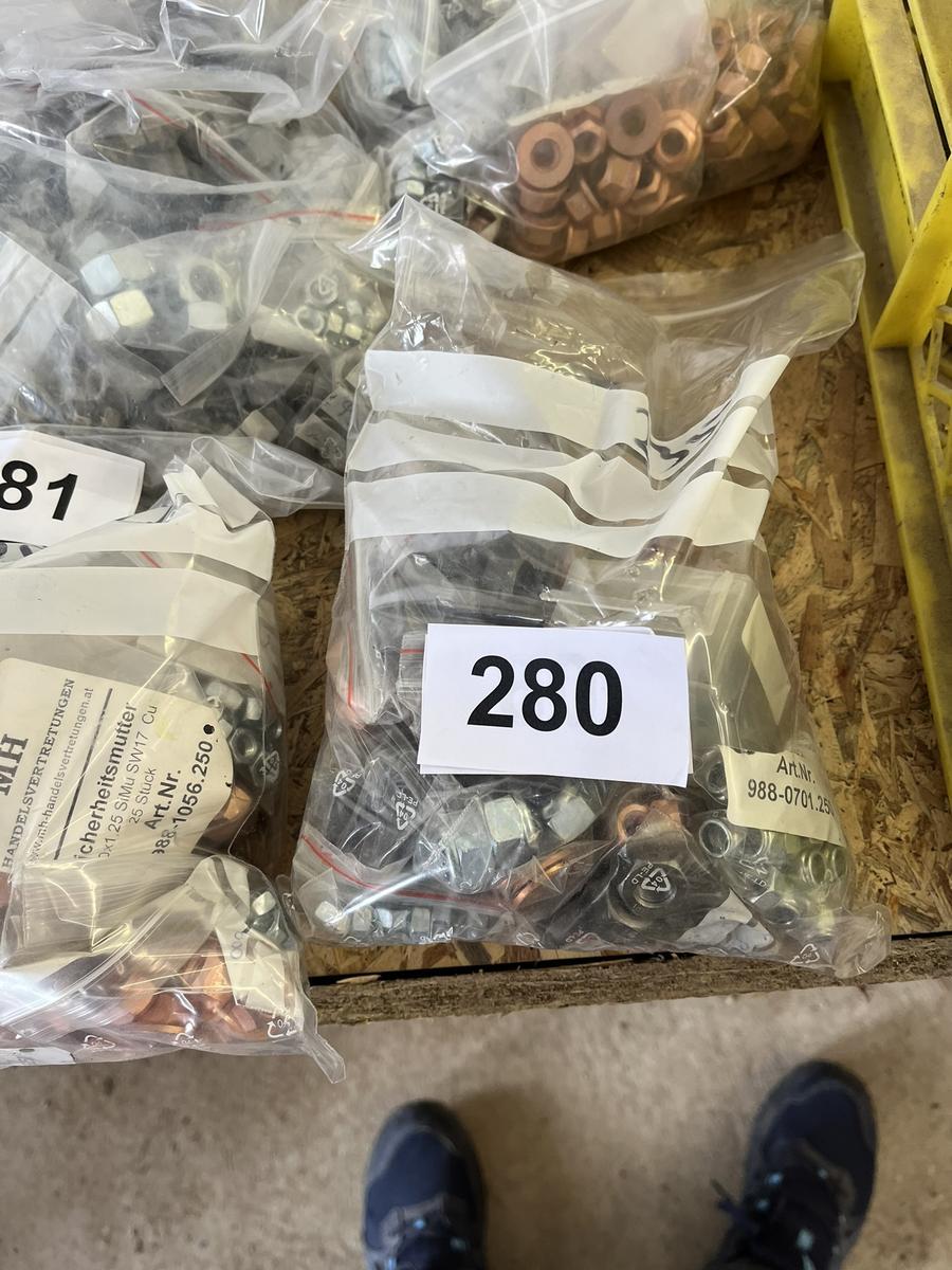 Paket mit Auspuff-,Feingewinde- u. Sicherungsmuttern, Stehbolzen, Hitzeschutzscheiben u. Kupferdichtringe?d=2025-05-08 03:52:18