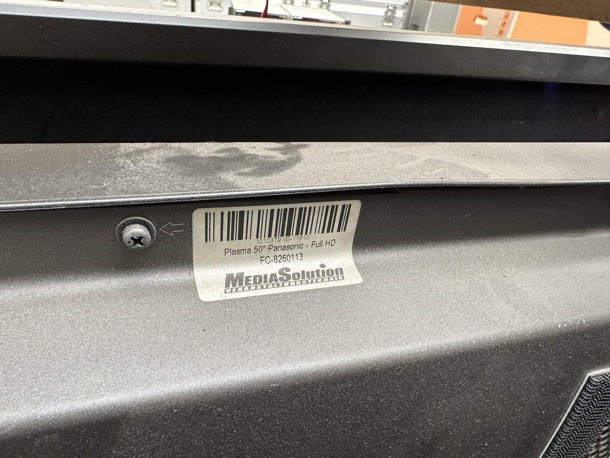 3x Panasonic Plasma incl. speaker and transport cage