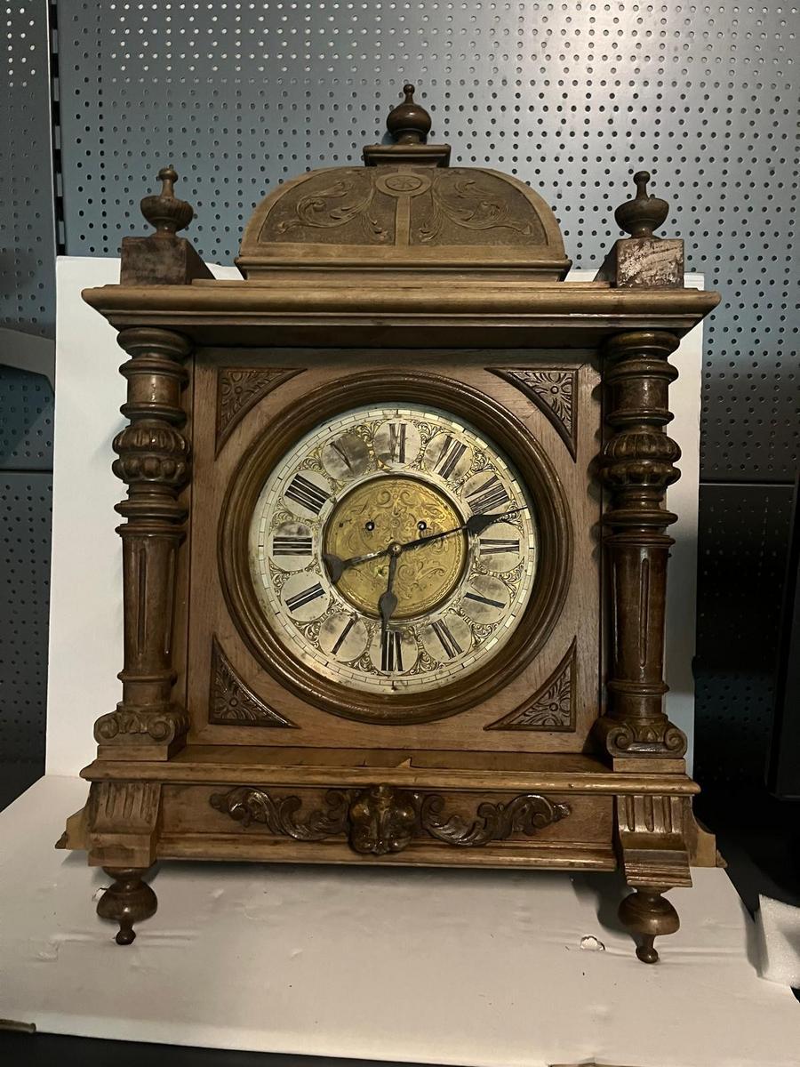 Altdeutsche Bibliothek Uhr, ca. 55x23x80cm?d=2025-05-09 17:47:44