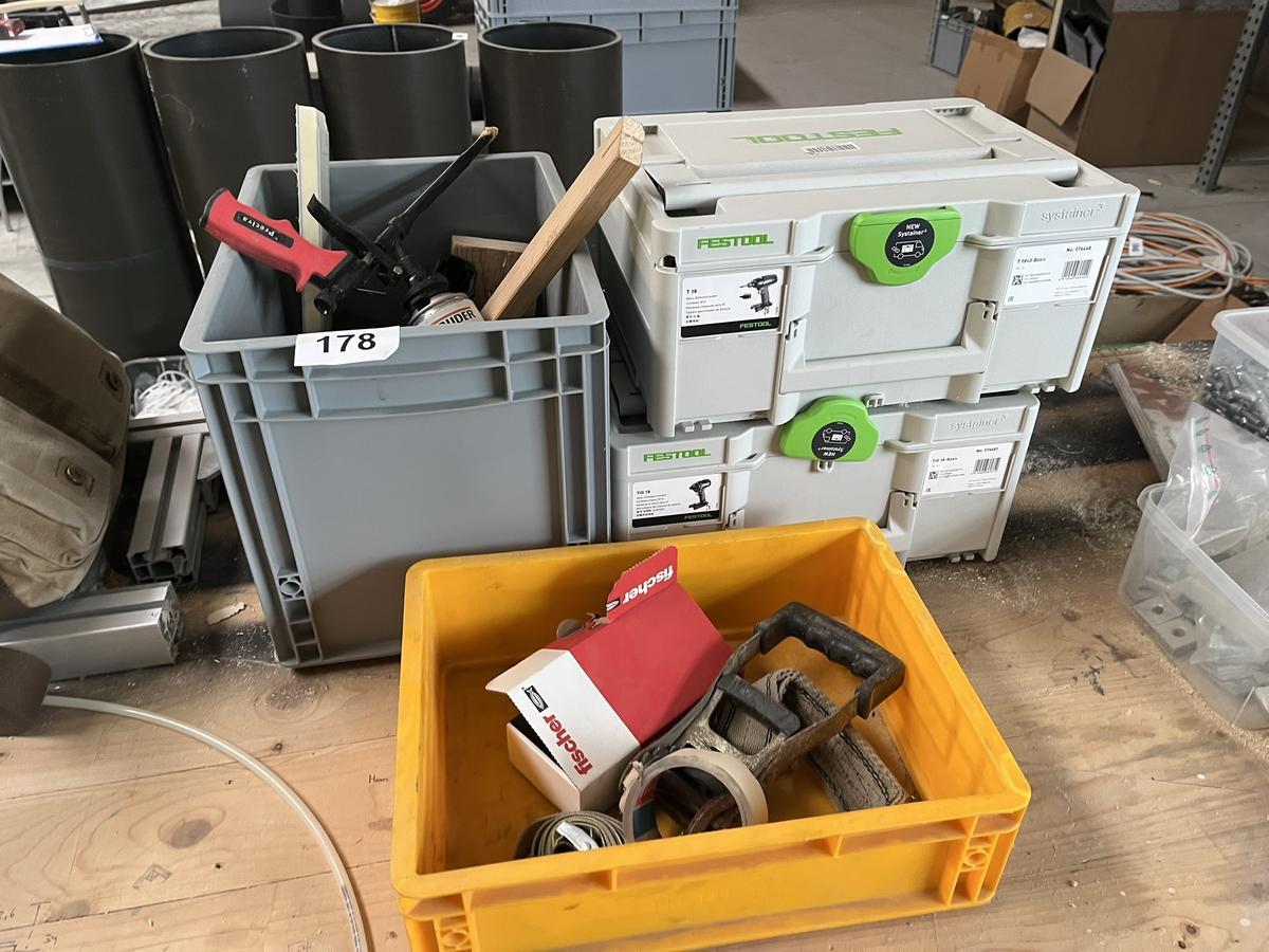 kpl.Tischinhalt an Schrauben,Befestigungen,leere Werkzeugkoffer usw?d=2025-05-13 12:28:59