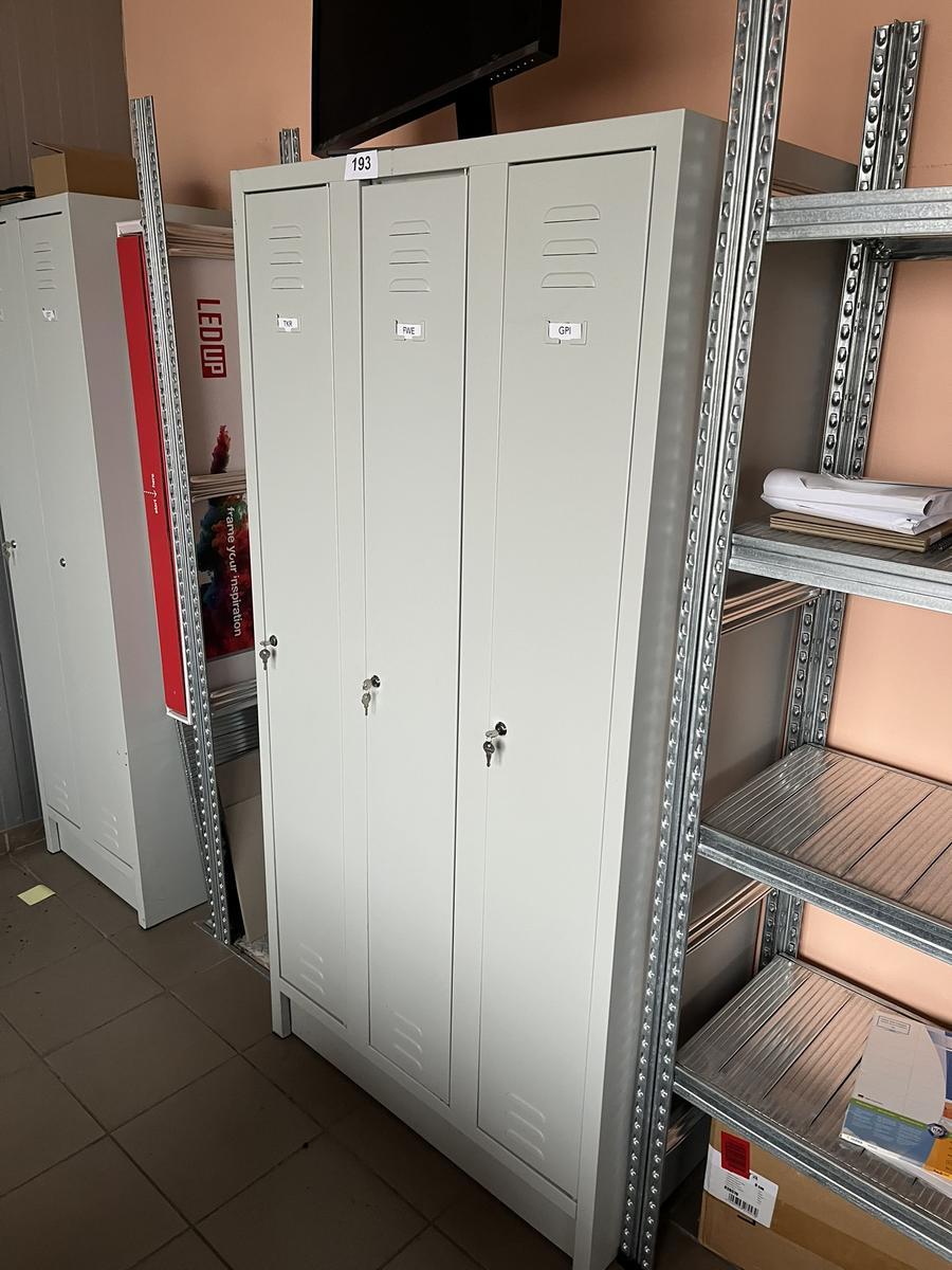 2 Stück Umkleidespinde 1 x 3 teilig 1 x 2 teilig je 180 cm hoch - Fachbreite 30 cm pro Abteil?d=2025-05-13 19:12:26