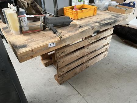 Werktisch mit Massivholzplatte und Schraubstock ca. 200/100 cm Platte 9 cm Werktisch mit Massivholzplatte und Schraubstock ca. 200/100 cm Platte 9 cm