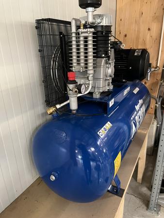 BERGIN Druckluftkompressor neuwertig,Bj.2021 Type 700/12/300 K 10 bar , 5.5 KW, 270 Liter Druckluftkessel BERGIN Druckluftkompressor neuwertig,Bj.2021 Type 700/12/300 K 10 bar , 5.5 KW, 270 Liter Druckluftkessel