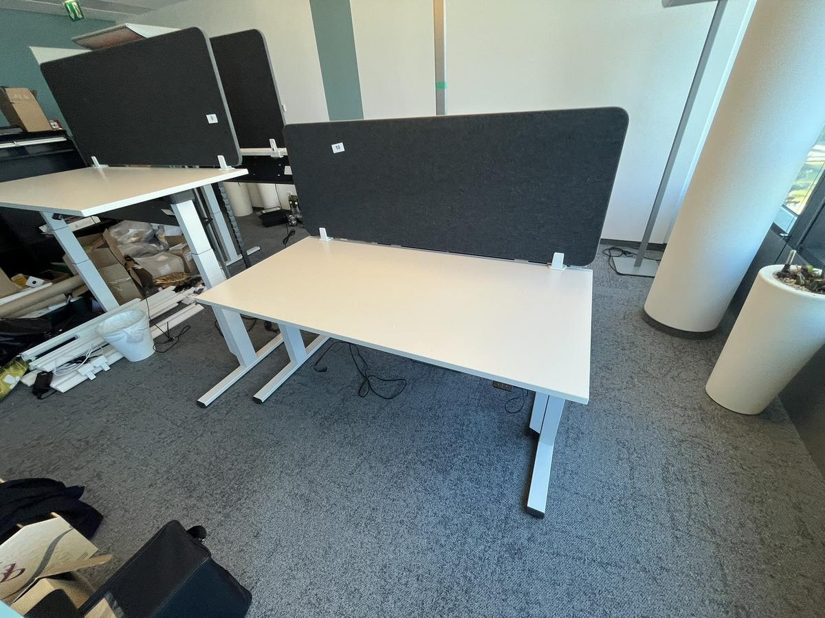 Sitz-,Steh-,Schreibtisch 160x80 cm , Steelcase elektrisch höhenverstellbar ca.65/120cm mit Sichtblende abnehmbar, Baujahr 2021?d=2025-05-20 17:22:18