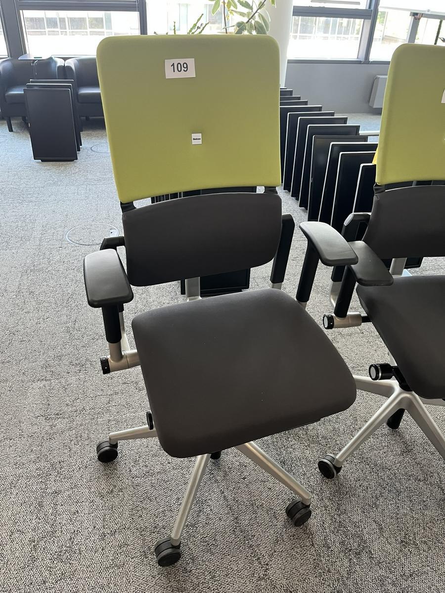 Steelcase Bürodrehstuhl mit Armlehne höhenverstellbar grün/schwarz