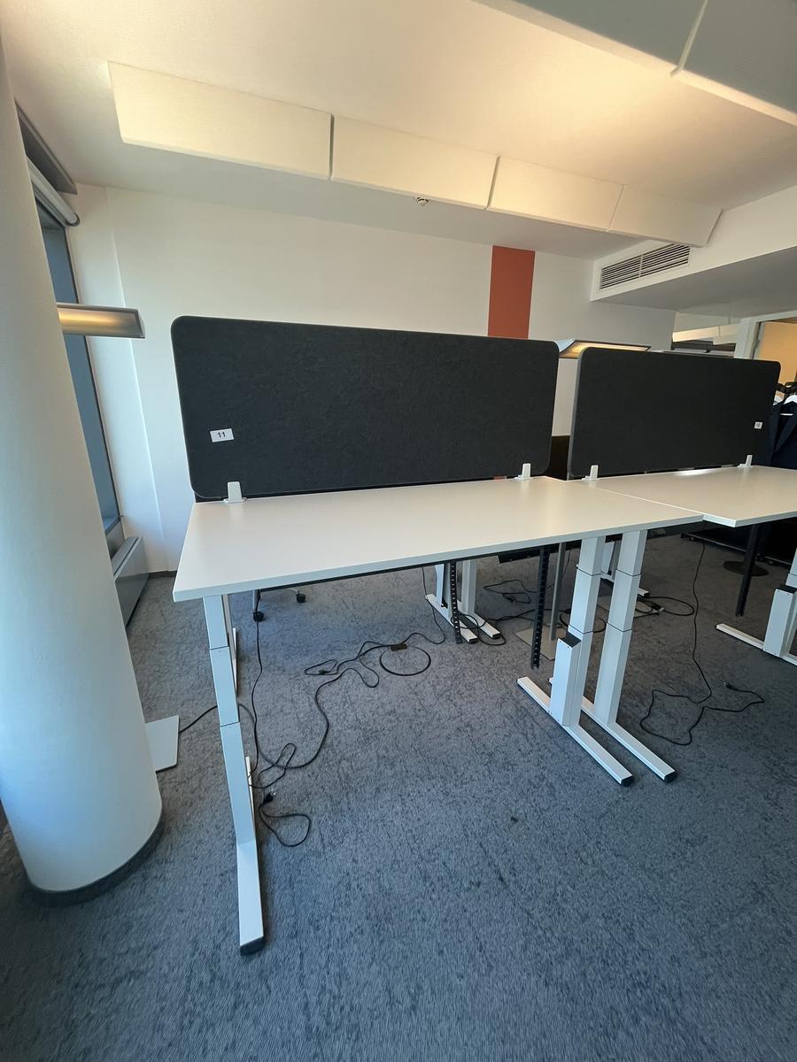 Sitz-,Steh-,Schreibtisch 160x80 cm , Steelcase elektrisch höhenverstellbar ca.65/120cm mit Sichtblende abnehmbar, Baujahr 2021?d=2025-05-20 09:04:38