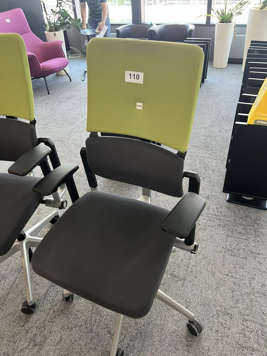 Steelcase Bürodrehstuhl mit Armlehne höhenverstellbar grün/schwarz