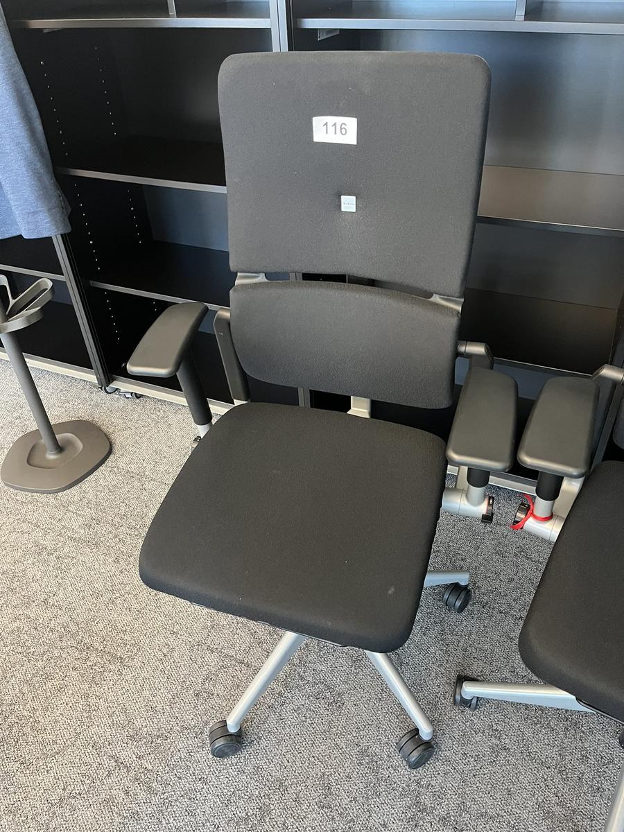 Steelcase Bürodrehstuhl anthrazit mit Armlehne höhenverstellbar