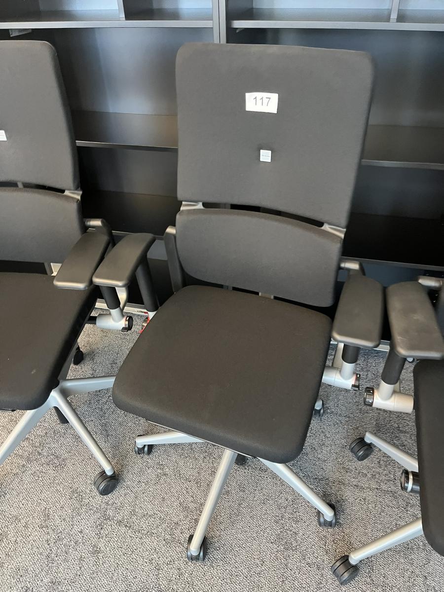 Steelcase Bürodrehstuhl anthrazit mit Armlehne höhenverstellbar
