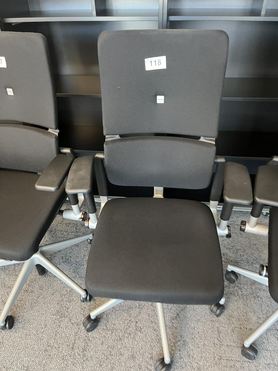 Steelcase Bürodrehstuhl anthrazit mit Armlehne höhenverstellbar